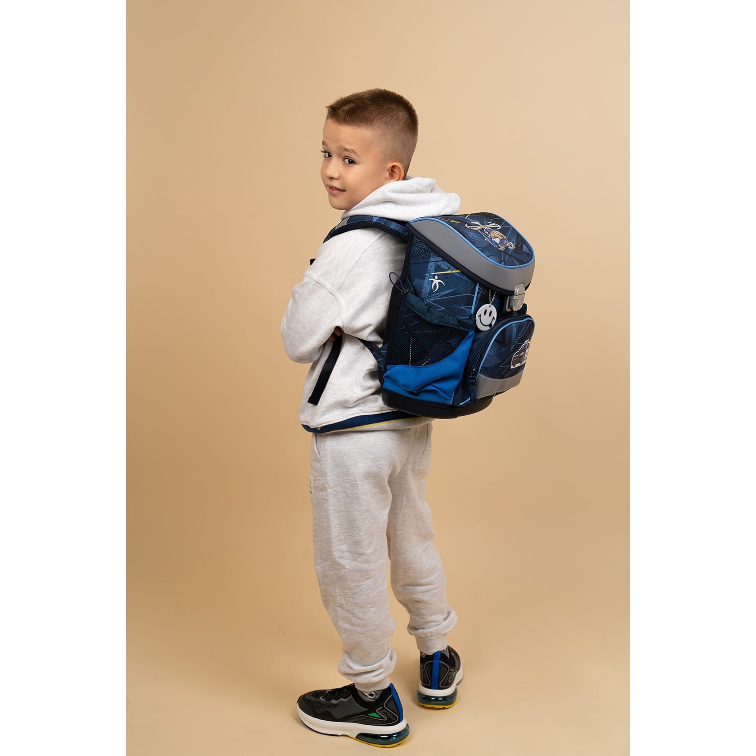 Close-up of the adjustable shoulder straps and breathable back padding of the Mini-Fit Police schoolbag set 4 pcs, highlighting its ergonomic features for boys - Ergonomic School Bag Set for Boys – Belmil Mini-Fit Police (4 pcs).