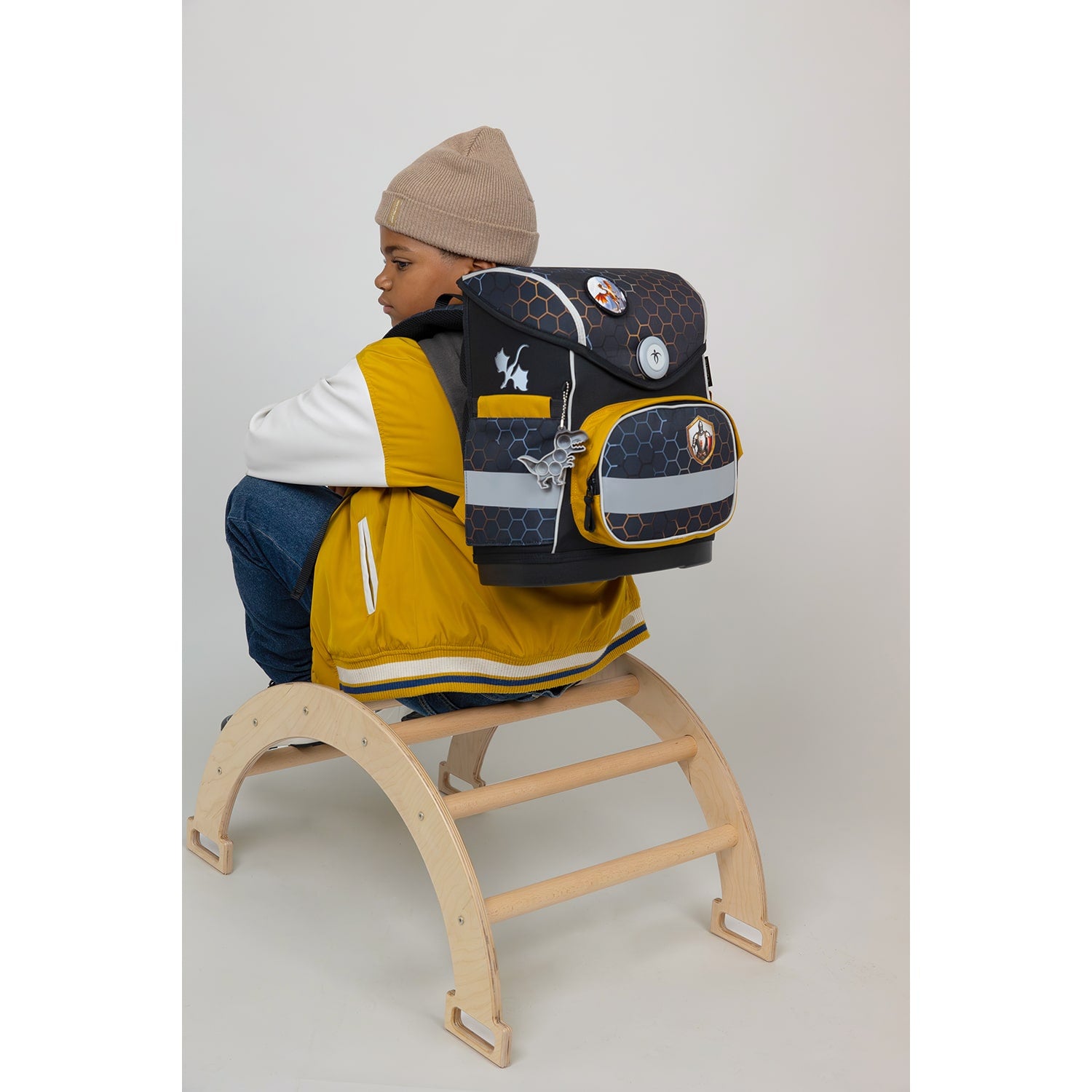 Close up of the Fidlock magnetic buckle on the Belmil Compact Dragon School Bag Set – 5-Piece Ergonomic Backpack with AGR Certificate, Fidlock Buckle & 4 Decorative Patches.