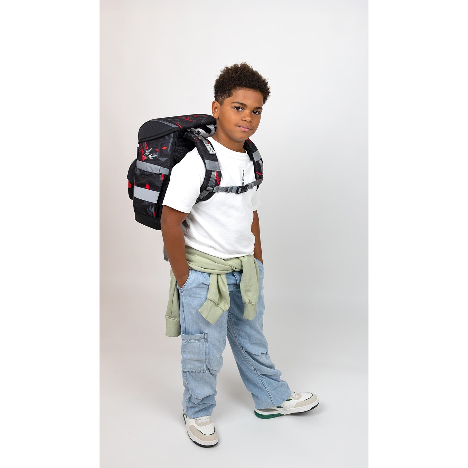Belmil Compact Ninja School Bag Set – 5-Piece Ergonomic Backpack with AGR Certificate, Fidlock Buckle & 4 Decorative Patches featuring the magnetic Fidlock buckle for easy and secure use.