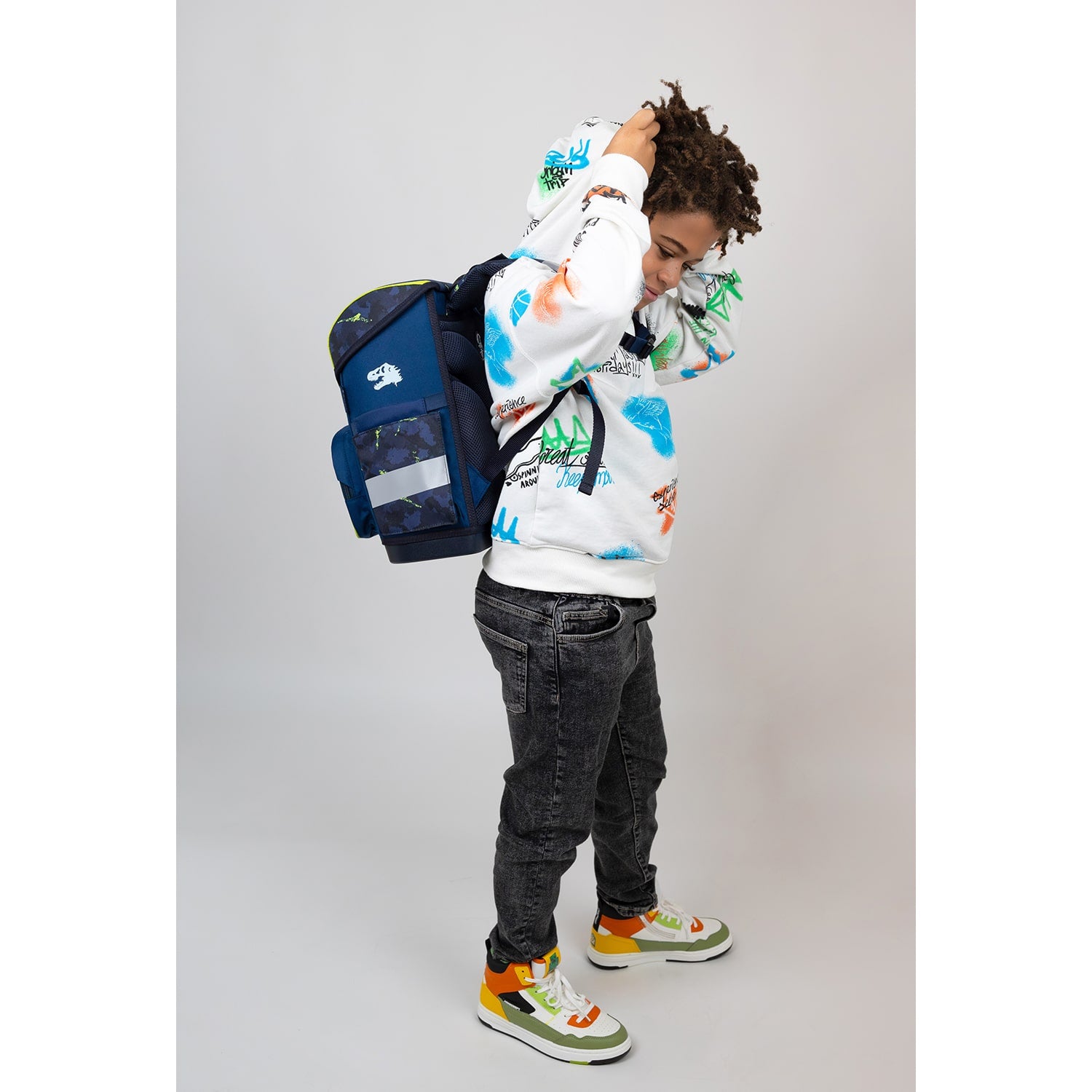 Belmil Compact T-rex School Bag Set – 5-Piece Ergonomic Backpack with AGR Certificate, Fidlock Buckle & 4 Decorative Patches highlighting the signature Fidlock buckle for safe and easy access.