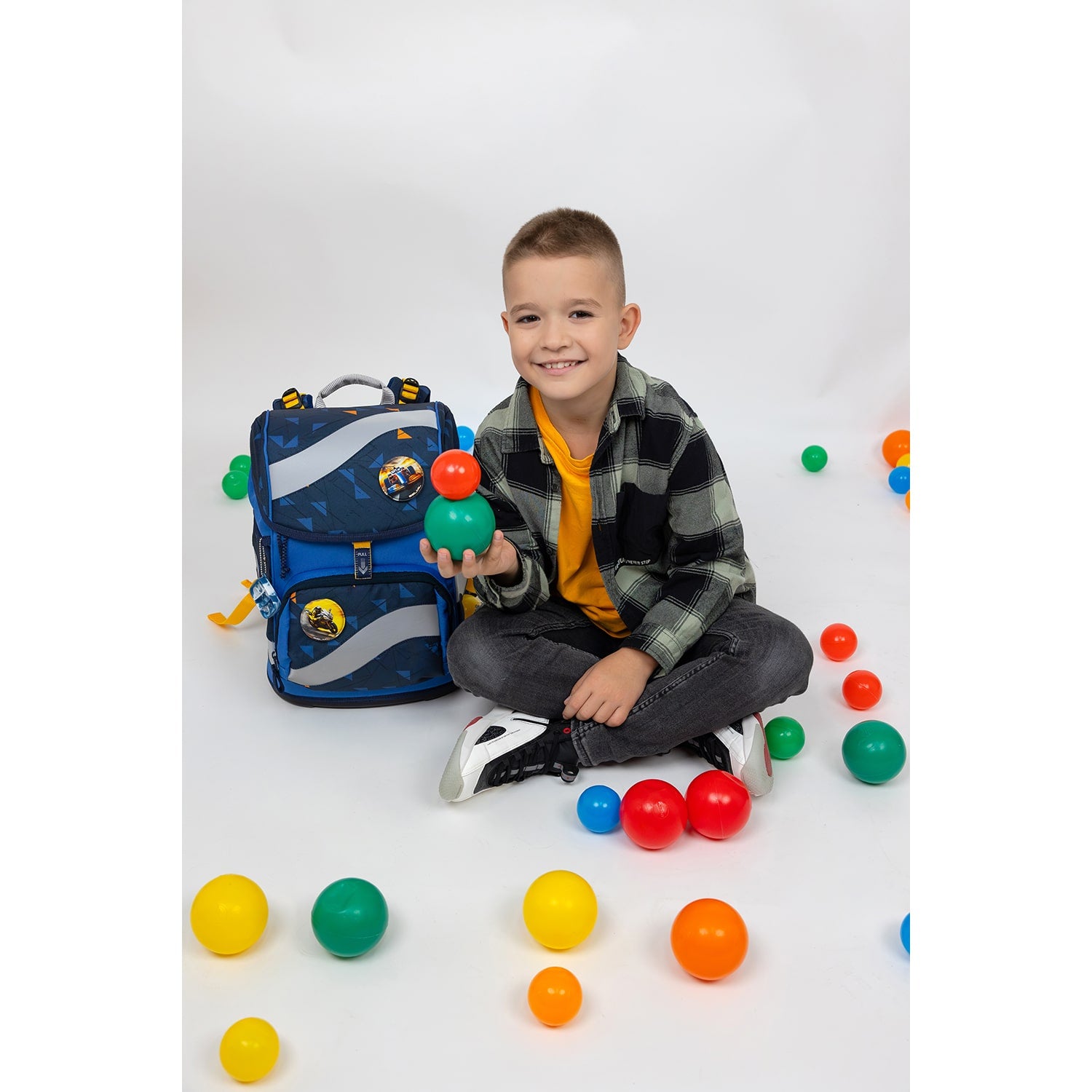 The detachable hip belt of the Belmil Smarty Energy3 Ergonomic School Bag Set – 5-Piece Set with 9 Interchangeable Patches and Hip Belt for better weight distribution.