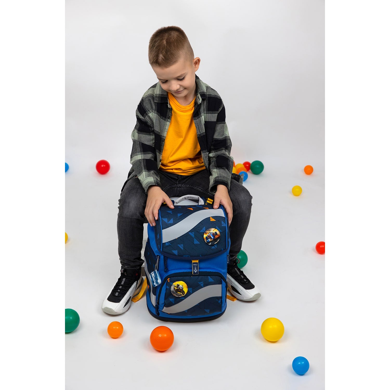Close-up view of the ergonomic design of the Belmil Smarty Energy3 Ergonomic School Bag Set – 5-Piece Set with 9 Interchangeable Patches and Hip Belt.