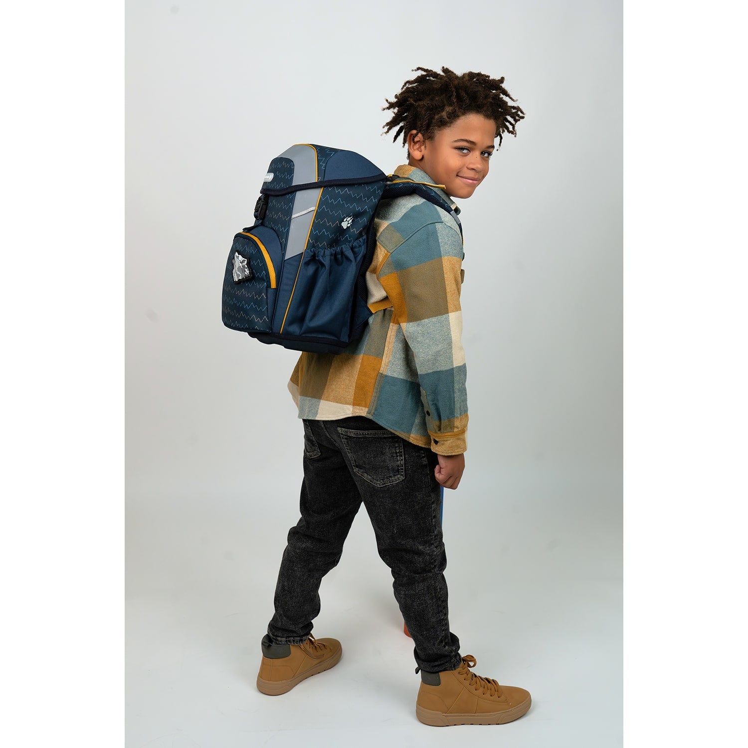 Optional hip belt featured on the Belmil Maxi Pack Wolfs Ergonomic School Bag Set for Boys – 5-Piece Set + Interchangeable Wolf Patch Set for weight distribution.