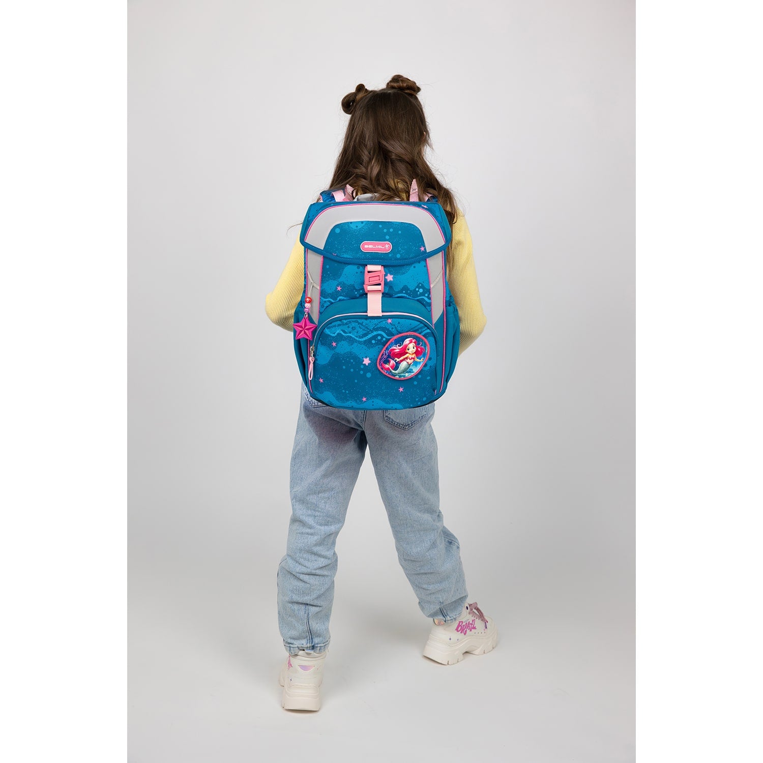 A young girl wearing the Belmil Maxi Mermaid schoolbag set 5 pcs, showcasing its ergonomic design and vibrant colors. Ideal for stylish and comfortable school use. Ergonomic School Bag Set for Girls – Belmil Maxi Mermaid schoolbag set 5 pcs.