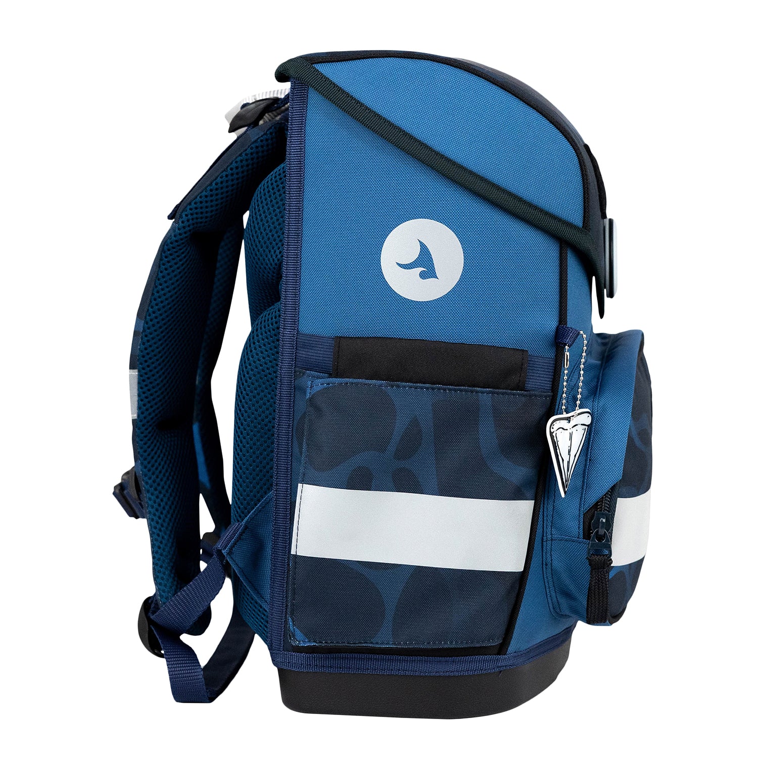 Fidlock magnetic buckle on the Belmil Compact Ergonomic School Bag Set 'Wave Storm' design, allowing easy use for small hands.